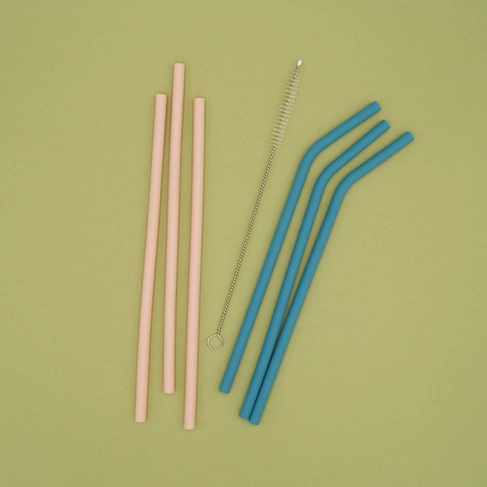 The set of 6 drinking straws and the included cleaning brush sit on a green background.
